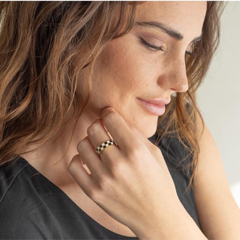Amazon - checkered gold ring - Picture 2 of 5